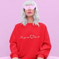 Load image into Gallery viewer, Sweater Red Tu as un Coeur en Or
