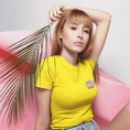Load image into Gallery viewer, Tee Shirt Yellow Donner sa Langue au Chat Kawaii
