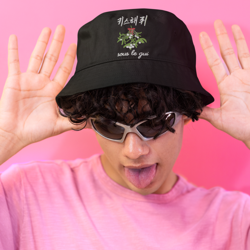 Hat Bob Black Embrasse Moi Sous Le Gui French And Korean