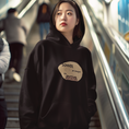 Load image into Gallery viewer, Hoodie Black Donner sa Langue au Chat Kawaii
